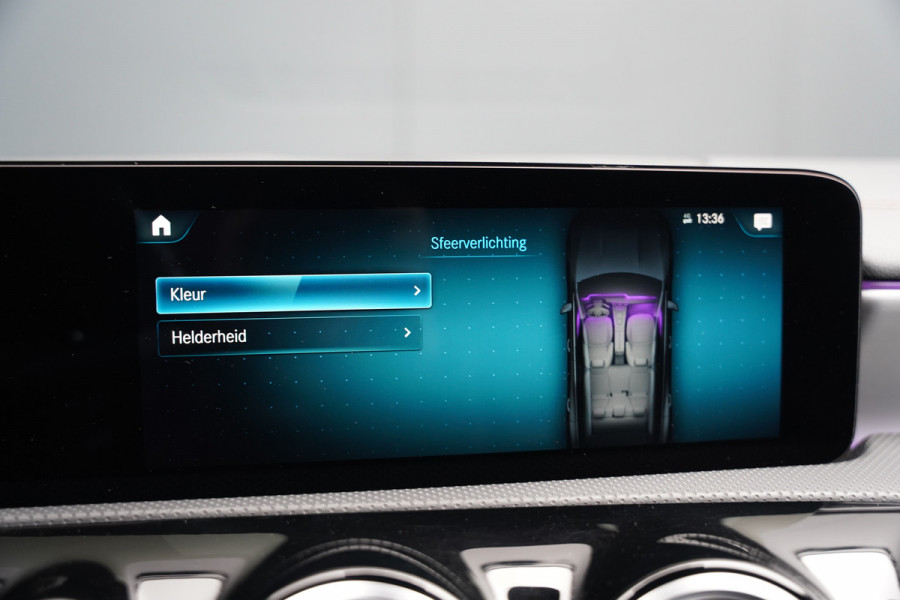 Mercedes-Benz CLA-Klasse 200 Business Solution AMG | Panoramadak | Stoelverwarming | Keyless | Cruise Control | Ambiance verlichting | Camera | Parkeersensoren |