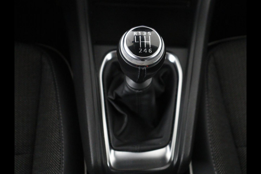 Renault Captur 1.0 TCe Intens | Stoelverwarming | Trekhaak | Carplay | Camera | Navigatie | Half leder | Full LED | Keyless | Climate control | Cruise control | Getint glas