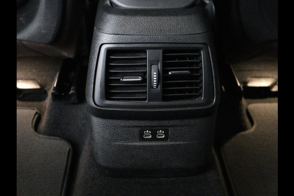 BMW 2 Serie Gran Tourer 220i Business Edition Plus | Luxury Line | Leder | Head-Up | Stoelverwarming | Trekhaak | Camera | Carplay | Full LED | Keyless | Navigatie | Cruise control | Bluetooth