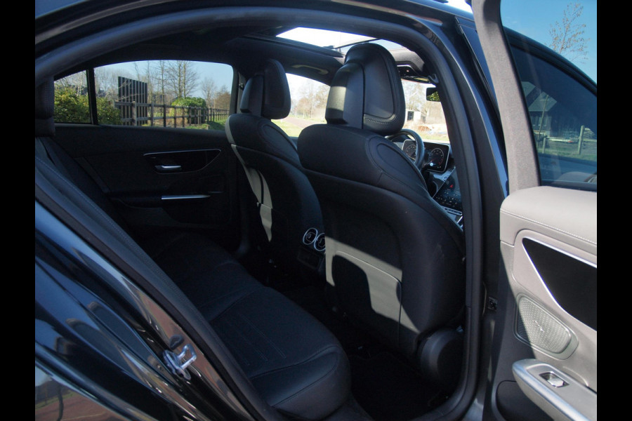 Mercedes-Benz C-Klasse 180 AMG Line | AMG-Pakket | Panoramadak | Camera | Sfeerverlichting | Burmester | NL-Auto |