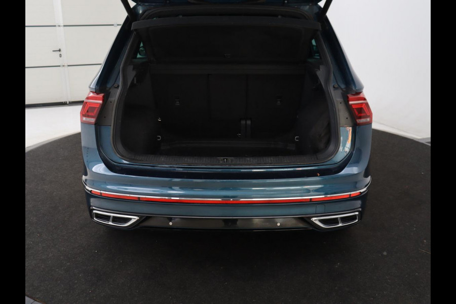 Volkswagen Tiguan 1.5 TSI R-Line | Stoelverwarming | Adaptive cruise | Matrix LED | Keyless | 19'' | Parkeerhulp | Virtual Cockpit | Carplay | Navigatie | Climate control