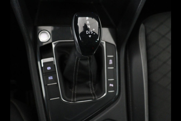 Volkswagen Tiguan 1.5 TSI R-Line | Stoelverwarming | Adaptive cruise | Matrix LED | Keyless | 19'' | Parkeerhulp | Virtual Cockpit | Carplay | Navigatie | Climate control