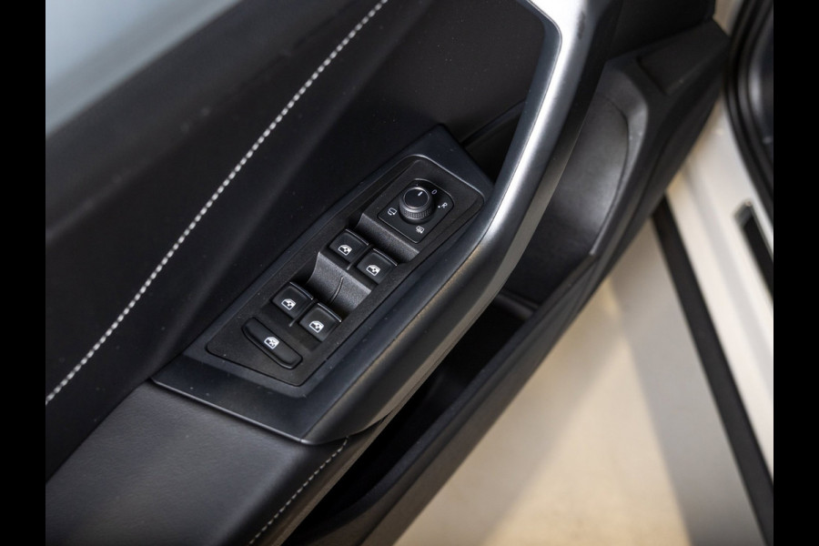 Volkswagen T-Roc 1.5 TSI Goal Edition / 150pk / Stoelverwarming / Dodehoek assistent / Parkeer assistent /