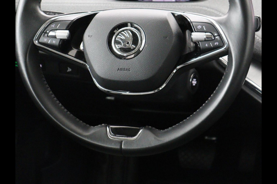 Škoda ENYAQ iV 60 | Trekhaak | Carplay | Camera | Half leder | Navigatie | Parkeerhulp | Sfeerverlichting | Cruise control | Full LED | 19'' | Climate control