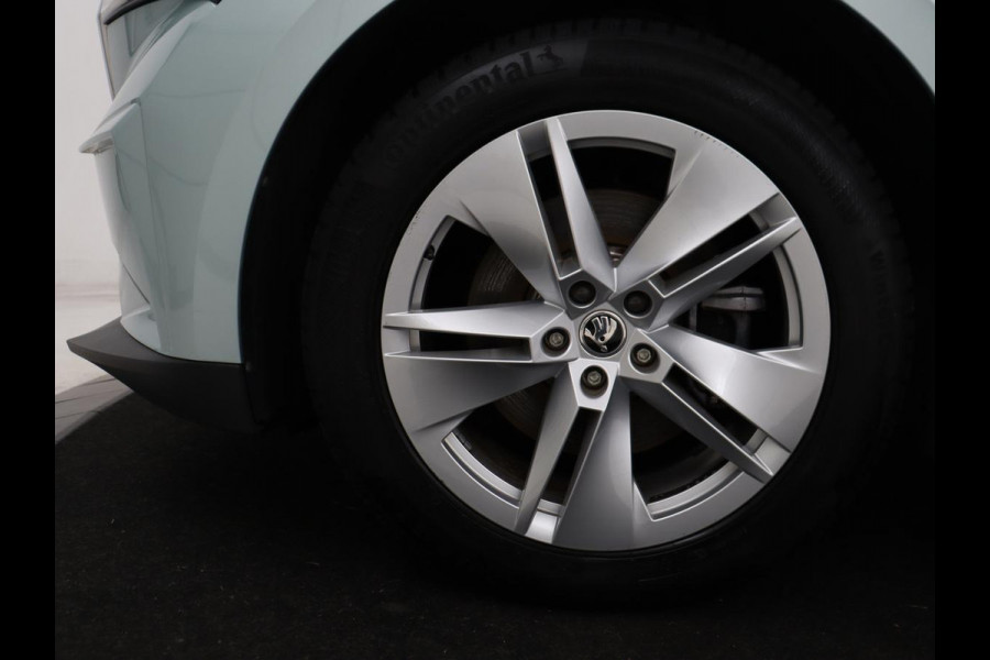 Škoda ENYAQ iV 60 | Trekhaak | Carplay | Camera | Half leder | Navigatie | Parkeerhulp | Sfeerverlichting | Cruise control | Full LED | 19'' | Climate control