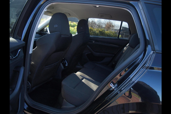 Škoda Octavia Combi 1.0 e-TSI Business Edition | DSG - Automaat | Black Optic | Camera | 18 Inch Zwarte Velgen | NL-Auto |