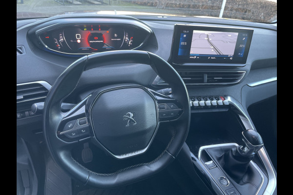 Peugeot 5008 1.2 PureTech Blue Lease Allure 7 Persoons - Airco - Achteruitrijcamera - Navigatiesysteem - Trekhaak - Cruise control - Parkeersensoren voor en achter - Licht metalen velgen 19 inch - Led verlichting - Stuur multifunctioneel - Mistlampen voor - Radio - Regensensor - Rijstrooksensor - Stuur leder
