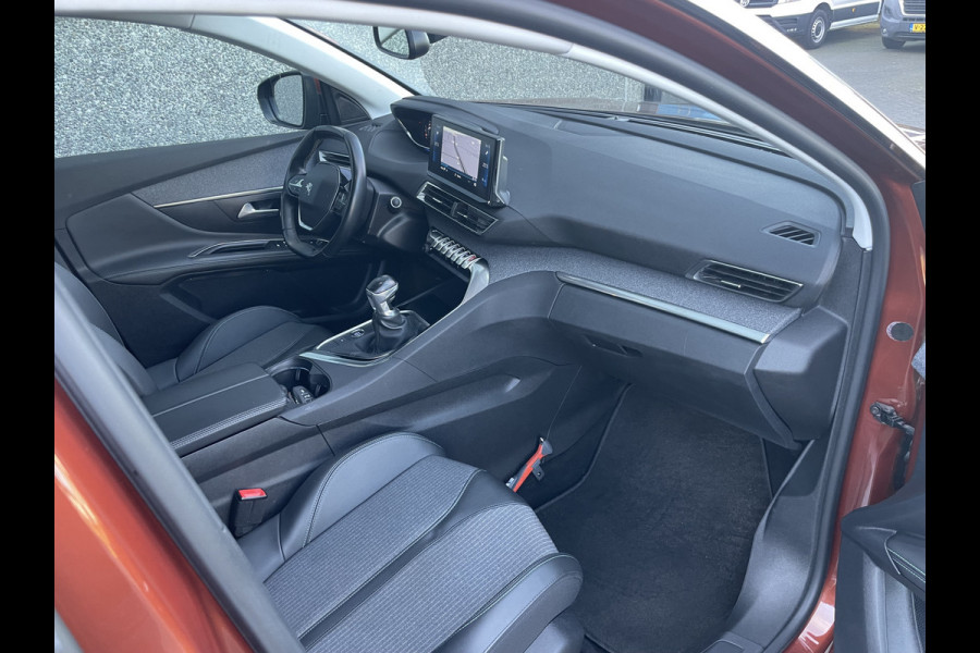 Peugeot 5008 1.2 PureTech Blue Lease Allure 7 Persoons - Airco - Achteruitrijcamera - Navigatiesysteem - Trekhaak - Cruise control - Parkeersensoren voor en achter - Licht metalen velgen 19 inch - Led verlichting - Stuur multifunctioneel - Mistlampen voor - Radio - Regensensor - Rijstrooksensor - Stuur leder