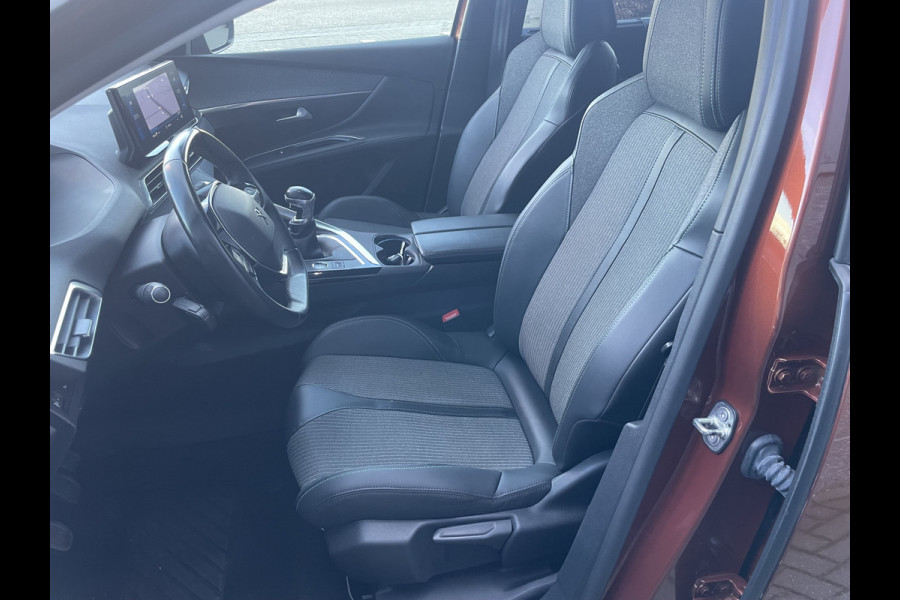 Peugeot 5008 1.2 PureTech Blue Lease Allure 7 Persoons - Airco - Achteruitrijcamera - Navigatiesysteem - Trekhaak - Cruise control - Parkeersensoren voor en achter - Licht metalen velgen 19 inch - Led verlichting - Stuur multifunctioneel - Mistlampen voor - Radio - Regensensor - Rijstrooksensor - Stuur leder