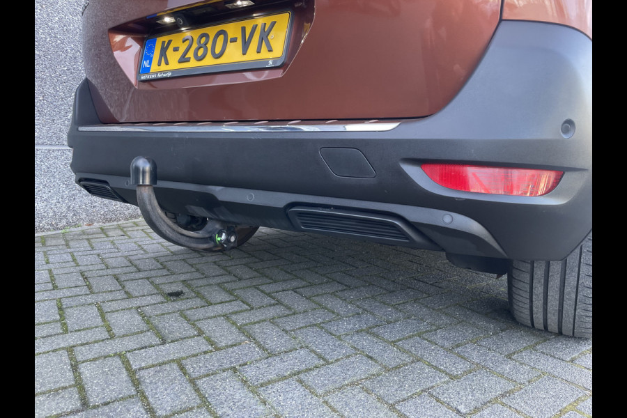 Peugeot 5008 1.2 PureTech Blue Lease Allure 7 Persoons - Airco - Achteruitrijcamera - Navigatiesysteem - Trekhaak - Cruise control - Parkeersensoren voor en achter - Licht metalen velgen 19 inch - Led verlichting - Stuur multifunctioneel - Mistlampen voor - Radio - Regensensor - Rijstrooksensor - Stuur leder