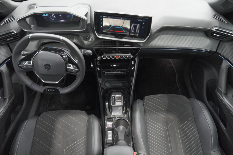 Peugeot e-2008 EV GT 50 kWh | 3 Fase Laadfunctie | Schuif-/Kanteldak | Alcantara Pakket | Camera | Apple Carplay