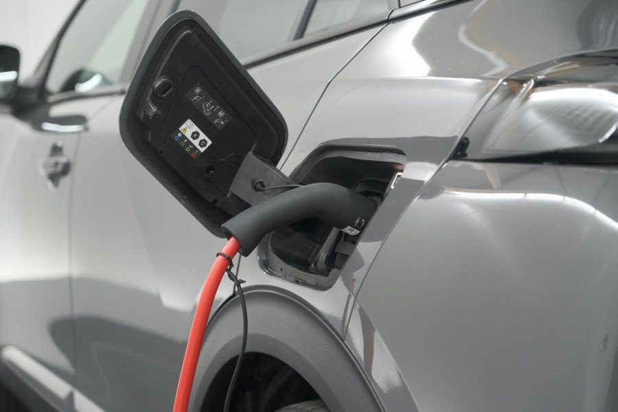 Peugeot e-2008 EV GT 50 kWh | 3 Fase Laadfunctie | Schuif-/Kanteldak | Alcantara Pakket | Camera | Apple Carplay