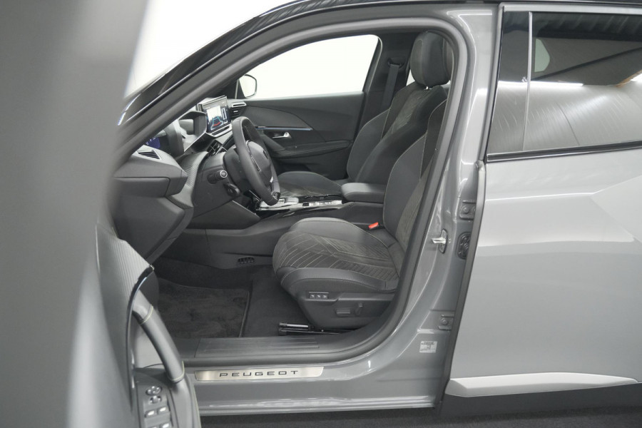 Peugeot e-2008 EV GT 50 kWh | 3 Fase Laadfunctie | Schuif-/Kanteldak | Alcantara Pakket | Camera | Apple Carplay
