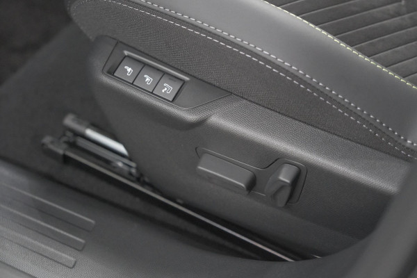 Peugeot e-2008 EV GT 50 kWh | 3 Fase Laadfunctie | Schuif-/Kanteldak | Alcantara Pakket | Camera | Apple Carplay