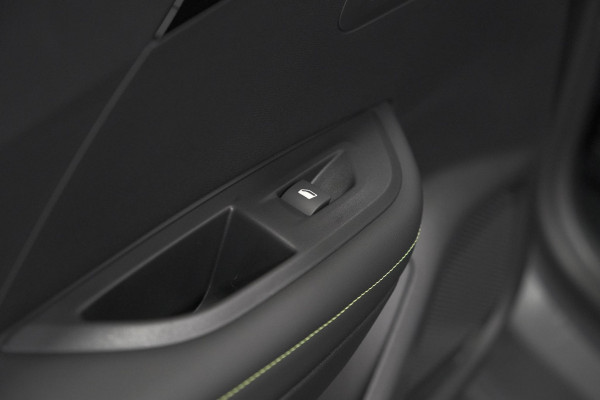 Peugeot e-2008 EV GT 50 kWh | 3 Fase Laadfunctie | Schuif-/Kanteldak | Alcantara Pakket | Camera | Apple Carplay