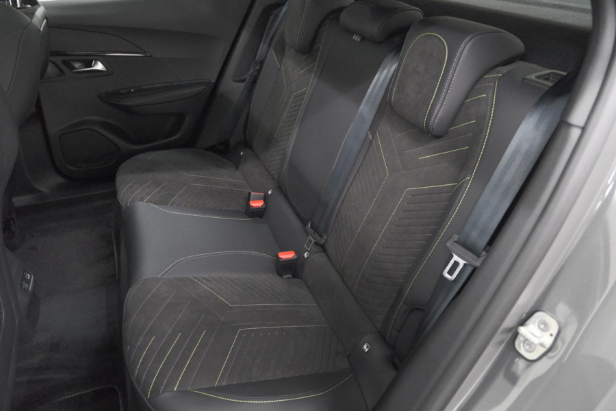 Peugeot e-2008 EV GT 50 kWh | 3 Fase Laadfunctie | Schuif-/Kanteldak | Alcantara Pakket | Camera | Apple Carplay