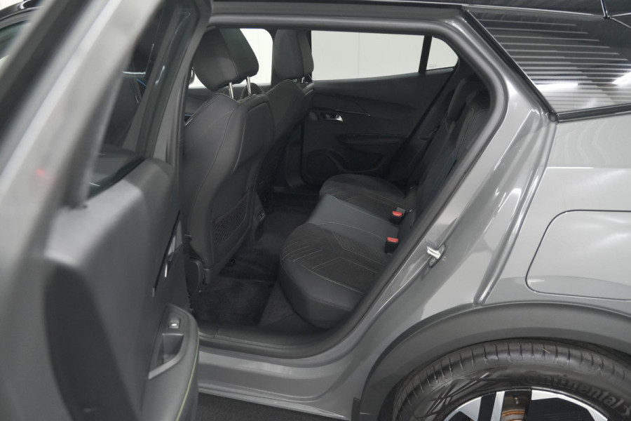 Peugeot e-2008 EV GT 50 kWh | 3 Fase Laadfunctie | Schuif-/Kanteldak | Alcantara Pakket | Camera | Apple Carplay