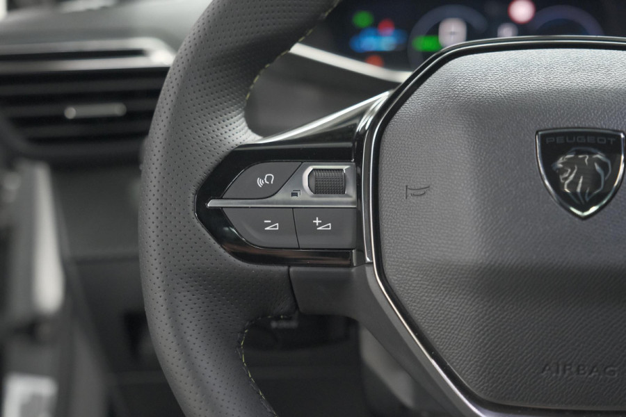 Peugeot e-2008 EV GT 50 kWh | 3 Fase Laadfunctie | Schuif-/Kanteldak | Alcantara Pakket | Camera | Apple Carplay