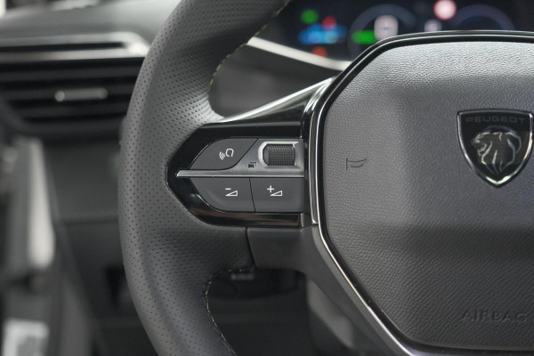 Peugeot e-2008 EV GT 50 kWh | 3 Fase Laadfunctie | Schuif-/Kanteldak | Alcantara Pakket | Camera | Apple Carplay
