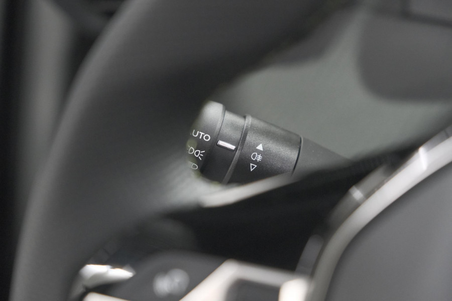 Peugeot e-2008 EV GT 50 kWh | 3 Fase Laadfunctie | Schuif-/Kanteldak | Alcantara Pakket | Camera | Apple Carplay
