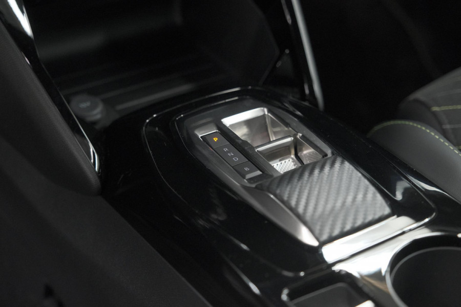 Peugeot e-2008 EV GT 50 kWh | 3 Fase Laadfunctie | Schuif-/Kanteldak | Alcantara Pakket | Camera | Apple Carplay