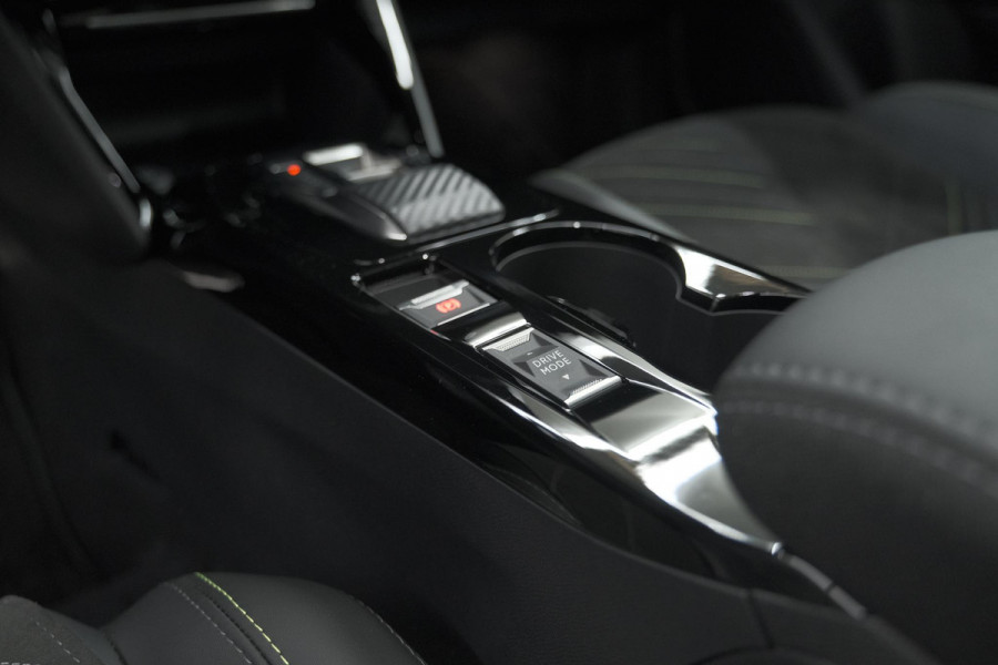 Peugeot e-2008 EV GT 50 kWh | 3 Fase Laadfunctie | Schuif-/Kanteldak | Alcantara Pakket | Camera | Apple Carplay