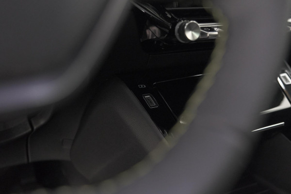 Peugeot e-2008 EV GT 50 kWh | 3 Fase Laadfunctie | Schuif-/Kanteldak | Alcantara Pakket | Camera | Apple Carplay