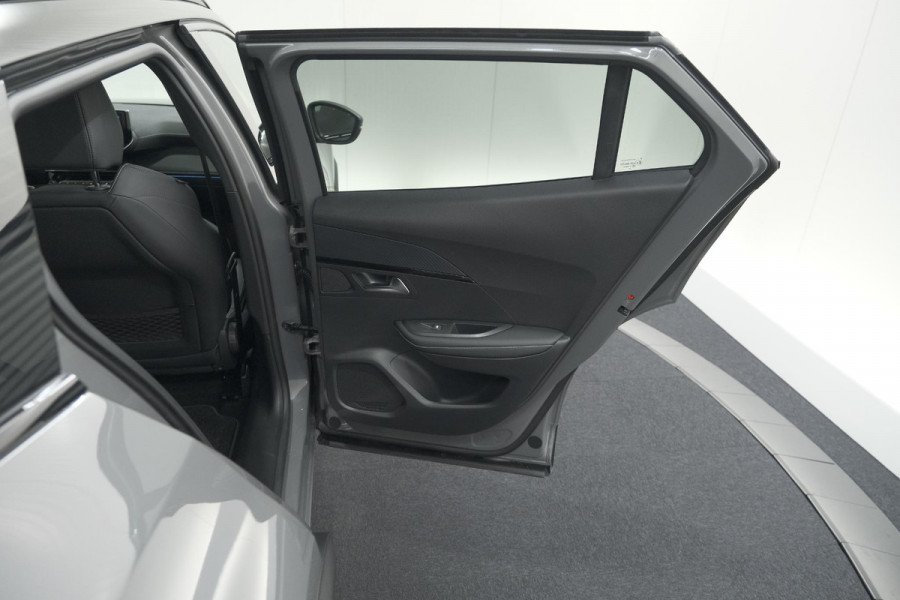 Peugeot e-2008 EV GT 50 kWh | 3 Fase Laadfunctie | Schuif-/Kanteldak | Alcantara Pakket | Camera | Apple Carplay