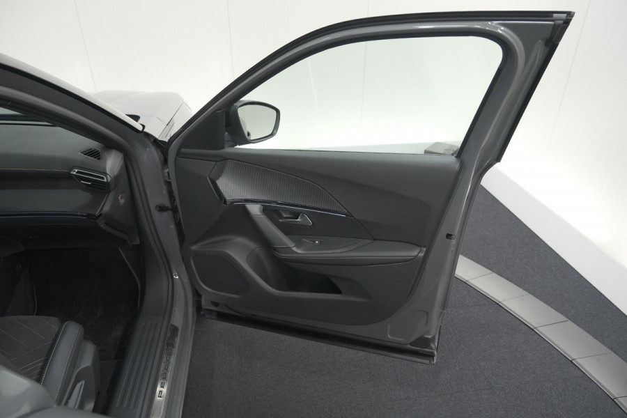 Peugeot e-2008 EV GT 50 kWh | 3 Fase Laadfunctie | Schuif-/Kanteldak | Alcantara Pakket | Camera | Apple Carplay