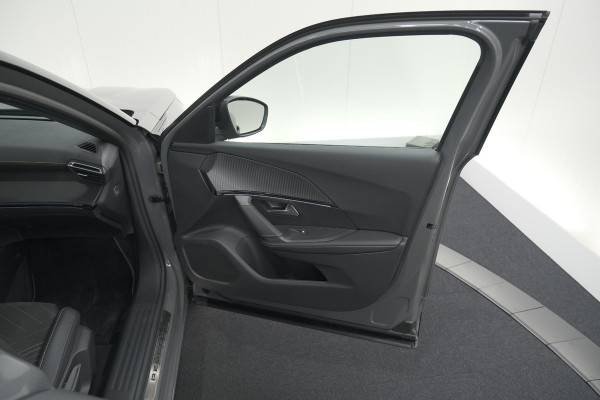 Peugeot e-2008 EV GT 50 kWh | 3 Fase Laadfunctie | Schuif-/Kanteldak | Alcantara Pakket | Camera | Apple Carplay