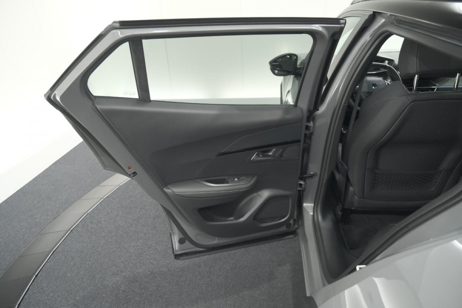 Peugeot e-2008 EV GT 50 kWh | 3 Fase Laadfunctie | Schuif-/Kanteldak | Alcantara Pakket | Camera | Apple Carplay
