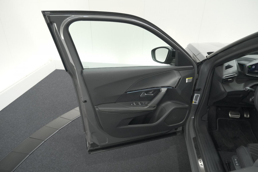 Peugeot e-2008 EV GT 50 kWh | 3 Fase Laadfunctie | Schuif-/Kanteldak | Alcantara Pakket | Camera | Apple Carplay