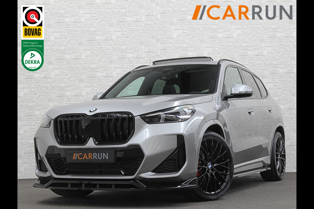 BMW X1 18i M-Sport Performance-Pack | Panorama | Sportstoelen | Carbon | Keyless-Entry | Sfeerverlichting | Achteruitrij-Camera | 5x op voorraad | Carplay | Full-LED | Black-Optic | Getint Glas | Stoelverwarming | Draadloos Laden |