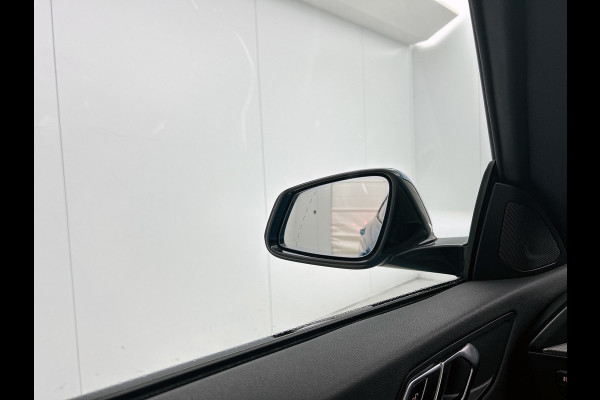 BMW 2 Serie Gran Coupé 220i M-sport Business Edition Plus(NL-auto, Dealer OndH, Panorama, Schaalstoelen, Stoelv, Camera, PDC V+A)