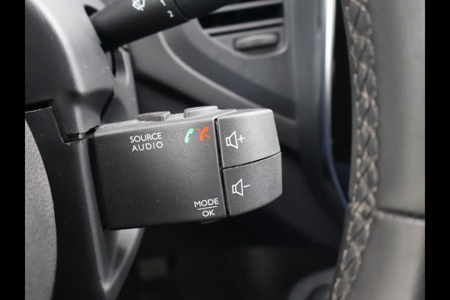 Renault Captur 0.9 TCe LIMITED + STOELVERW. | DAB | NAVIGATIE | CRUISE | 17 INCH | ZWART DAK | PRIVACY GLASS