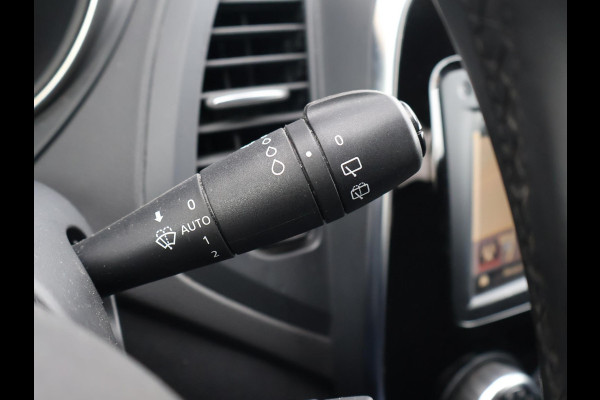 Renault Captur 0.9 TCe LIMITED + STOELVERW. | DAB | NAVIGATIE | CRUISE | 17 INCH | ZWART DAK | PRIVACY GLASS