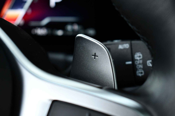 BMW 3 Serie Touring 330e xDrive M-Sport Pro Pano M-zetels ACC HUD 360 19inch