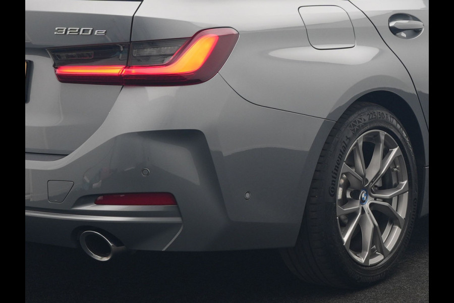 BMW 3 Serie Touring 320e Sportline FACELIFT Plug In Hybrid Dealer O.H PHEV | Panodak | Widescreen Navi | Harman Kardon | Camera | Keyless | Stuurverwarming | Apple Carplay | BLIS |
