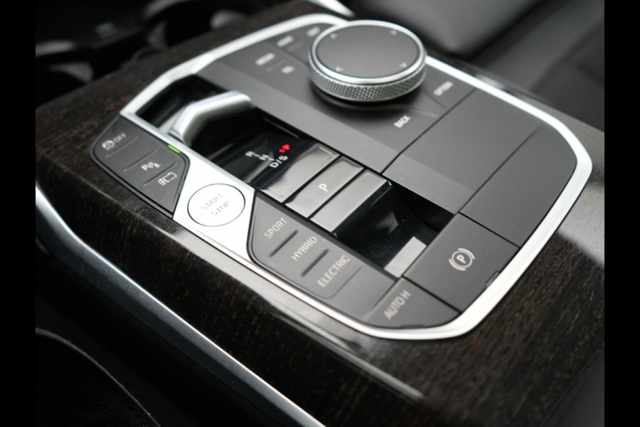BMW 3 Serie Touring 320e Sportline FACELIFT Plug In Hybrid Dealer O.H PHEV | Panodak | Widescreen Navi | Harman Kardon | Camera | Keyless | Stuurverwarming | Apple Carplay | BLIS |