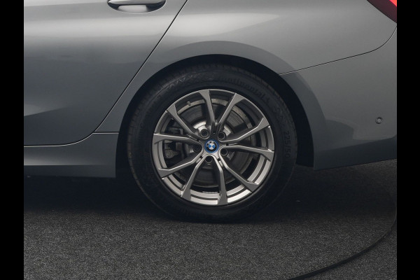 BMW 3 Serie Touring 320e Sportline FACELIFT Plug In Hybrid Dealer O.H PHEV | Panodak | Widescreen Navi | Harman Kardon | Camera | Keyless | Stuurverwarming | Apple Carplay | BLIS |