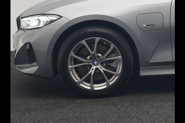 BMW 3 Serie Touring 320e Sportline FACELIFT Plug In Hybrid Dealer O.H PHEV | Panodak | Widescreen Navi | Harman Kardon | Camera | Keyless | Stuurverwarming | Apple Carplay | BLIS |