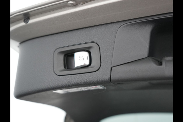 Mercedes-Benz C-Klasse Estate 300 e Business Solution AMG Plug In Hybrid 320pk PHEV | Trekhaak af Fabriek | Adaptive Cruise | Alcantara Sportstoelen Verwarmd | Apple Carplay | Camera | BLIS | 18"L.M |