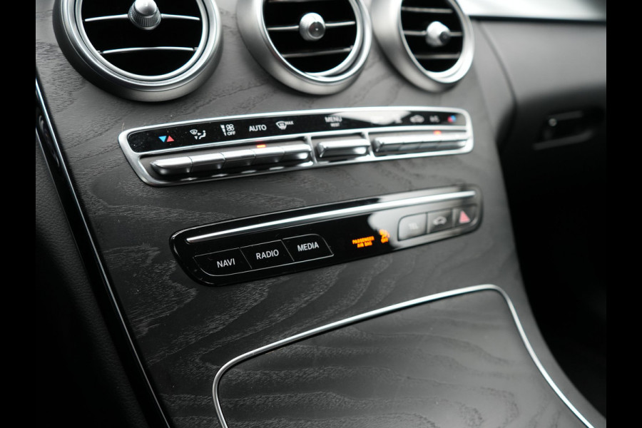 Mercedes-Benz C-Klasse Estate 300 e Business Solution AMG Plug In Hybrid 320pk PHEV | Trekhaak af Fabriek | Adaptive Cruise | Alcantara Sportstoelen Verwarmd | Apple Carplay | Camera | BLIS | 18"L.M |