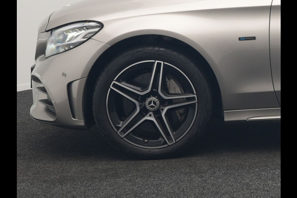 Mercedes-Benz C-Klasse Estate 300 e Business Solution AMG Plug In Hybrid 320pk PHEV | Trekhaak af Fabriek | Adaptive Cruise | Alcantara Sportstoelen Verwarmd | Apple Carplay | Camera | BLIS | 18"L.M |