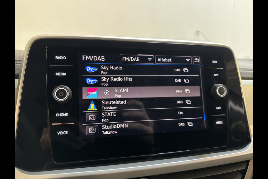 Volkswagen T-Roc TSI 115PK LIFE GOAL EDITION NAVI/CARPLAY/STOELVERWARMING/ FABRIEKSGARANTIE