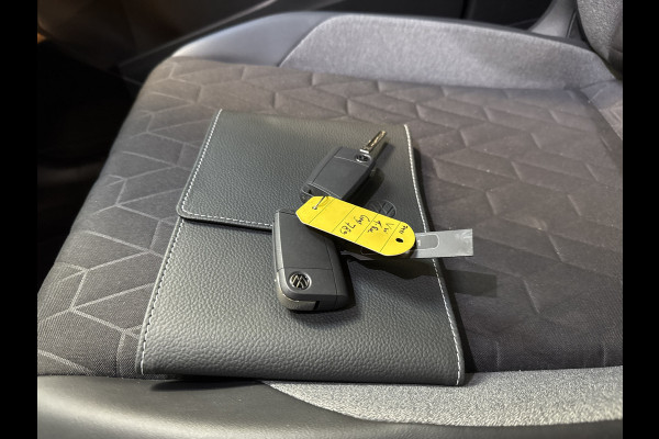 Volkswagen T-Roc TSI 115PK LIFE GOAL EDITION NAVI/CARPLAY/STOELVERWARMING/ FABRIEKSGARANTIE