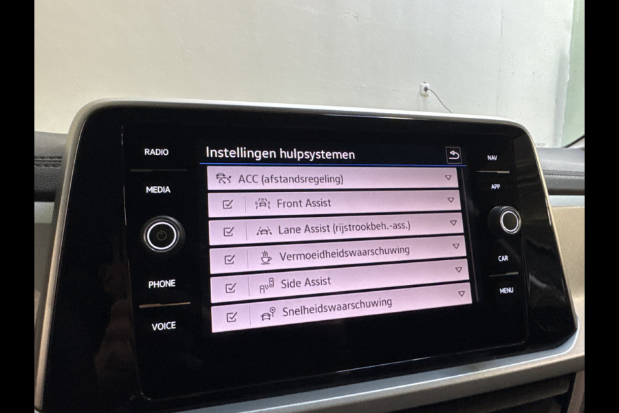 Volkswagen T-Roc TSI 115PK LIFE GOAL EDITION NAVI/CARPLAY/STOELVERWARMING/ FABRIEKSGARANTIE