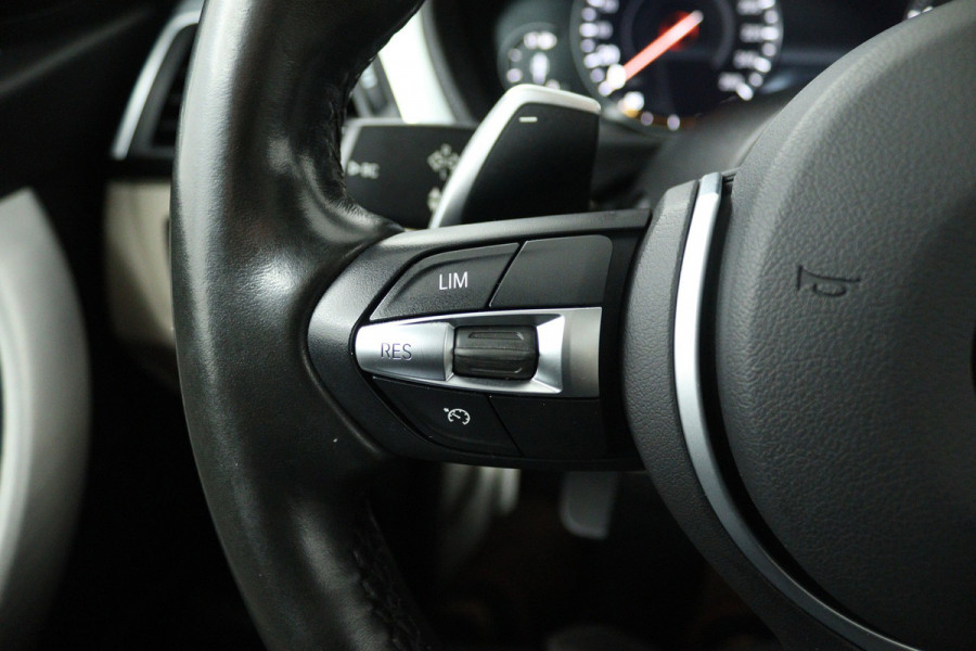 BMW 3 Serie Touring 320i Edition M Sport Shadow High Executive (PANORAMADAK, CAMERA, STOELVERWARMING, PARKEERSENSOREN)