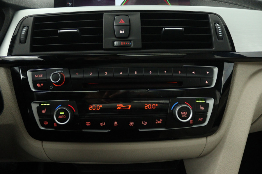 BMW 3 Serie Touring 320i Edition M Sport Shadow High Executive (PANORAMADAK, CAMERA, STOELVERWARMING, PARKEERSENSOREN)