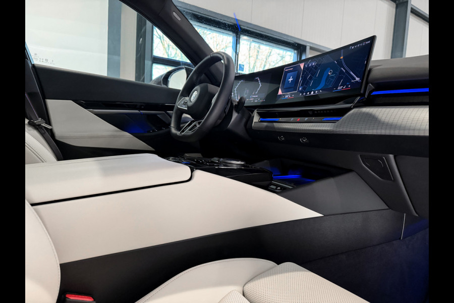 BMW 5 Serie 520i  M-Sport Pro|ShadowLine|Panorama|H/K|208PK